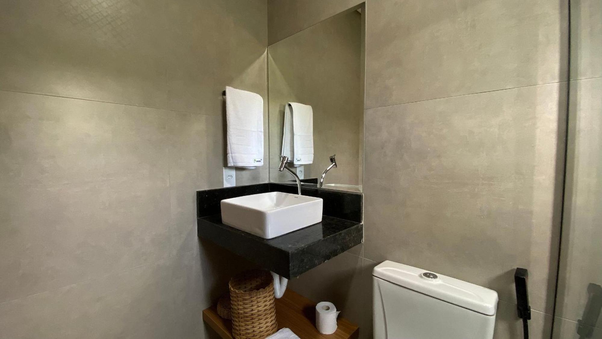 Casas Duplex Todas Com 3 Suiites Ambas Com Ar Condicionado, Varanda, Internet E Churrasqueira Privativa No Residencial Jardins De Taperpua 2 Codominio A Poucos Metros Da De Taperapua, Com Piscina E Area Gourmet.