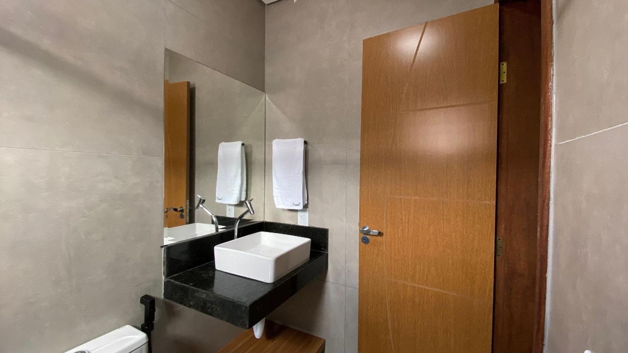 Casas Duplex Todas Com 3 Suiites Ambas Com Ar Condicionado, Varanda, Internet E Churrasqueira Privativa No Residencial Jardins De Taperpua 2 Codominio A Poucos Metros Da De Taperapua, Com Piscina E Area Gourmet. Casa de férias *